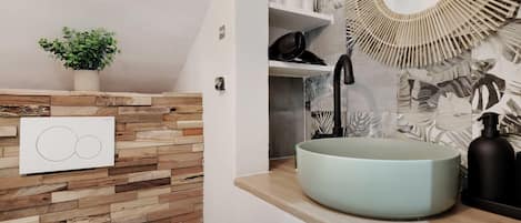 Apartment | Bathroom | Hair dryer, towels