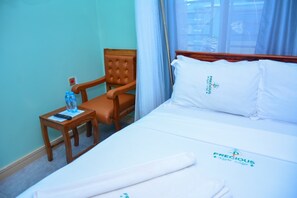 مكتب ومساحة عمل للكمبيوتر المحمول وواي فاي مجانًا