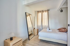 Apartament | Planxa i posts de planxar i roba de llit 