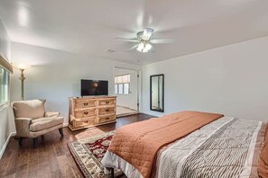 4 bedrooms, desk, bed sheets