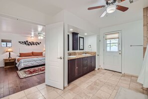 4 quartos, escrivaninha, roupa de cama