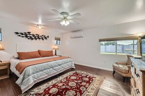 4 quartos, escrivaninha, roupa de cama
