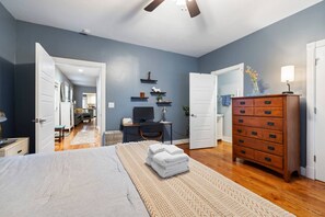 2 slaapkamers, een bureau, een strijkplank/strijkijzer, wifi