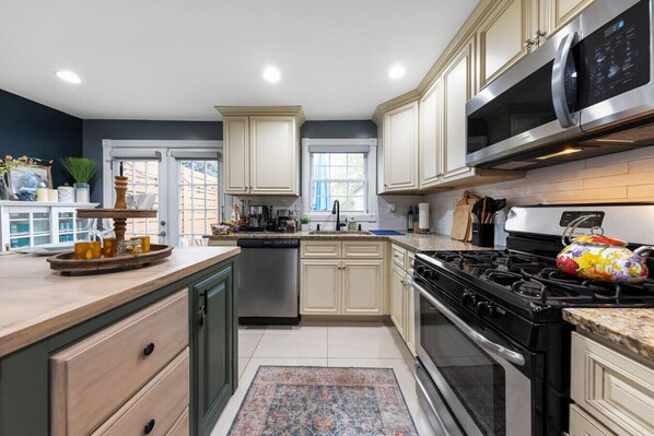 Frigorifero, microonde, forno, piano cottura