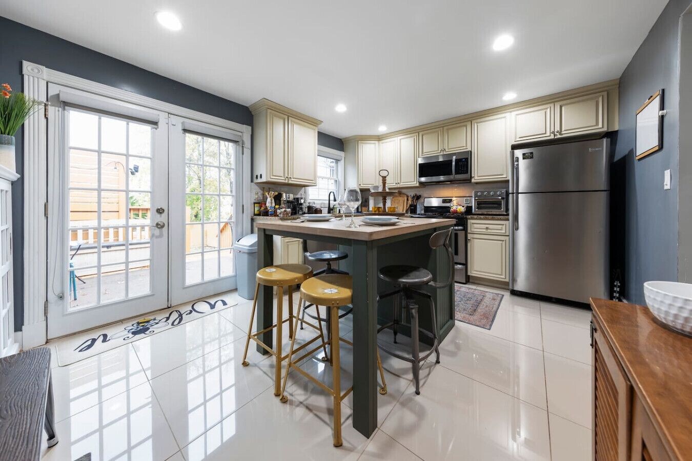 Réfrigérateur, micro-ondes, four, plaque de cuisson