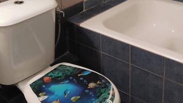 Douche, sĂšche-cheveux, serviettes fournies