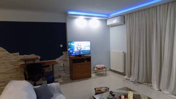 2 bedrooms, desk, iron/ironing board, WiFi