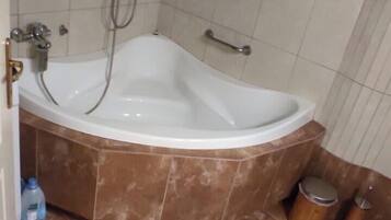 Douche, sĂšche-cheveux, serviettes fournies