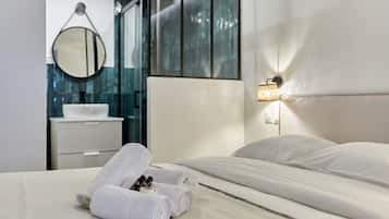 Appartement | Espace de travail pour ordinateur portable, fer et planche à repasser