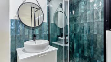 Appartement | Salle de bain | Sèche-cheveux, savon, shampoing