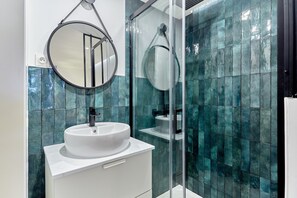 Apartment | Bathroom | Hair dryer, soap, shampoo - Superb Apartment Arc de Triomphe (Paris)