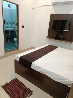 Deluxe Double Room, Multiple Bedrooms, City View | 1 bedroom, free WiFi, bed sheets