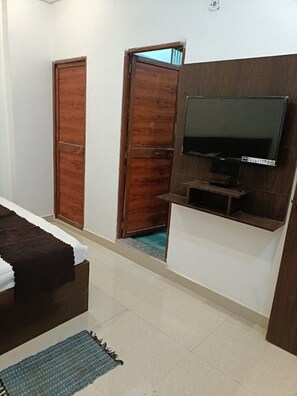 Deluxe Double Room, City View | Free WiFi, bed sheets