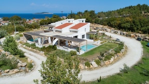 A modern villa with a swimming pool, solar panels, and a scenic view of the sea. - Aristi Villa Dio in Olimpiada (Aristotelis)