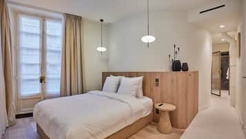 Apartment | Laptop workspace, iron/ironing board, bed sheets