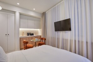 Espacio para trabajar con laptop y tabla de planchar con plancha