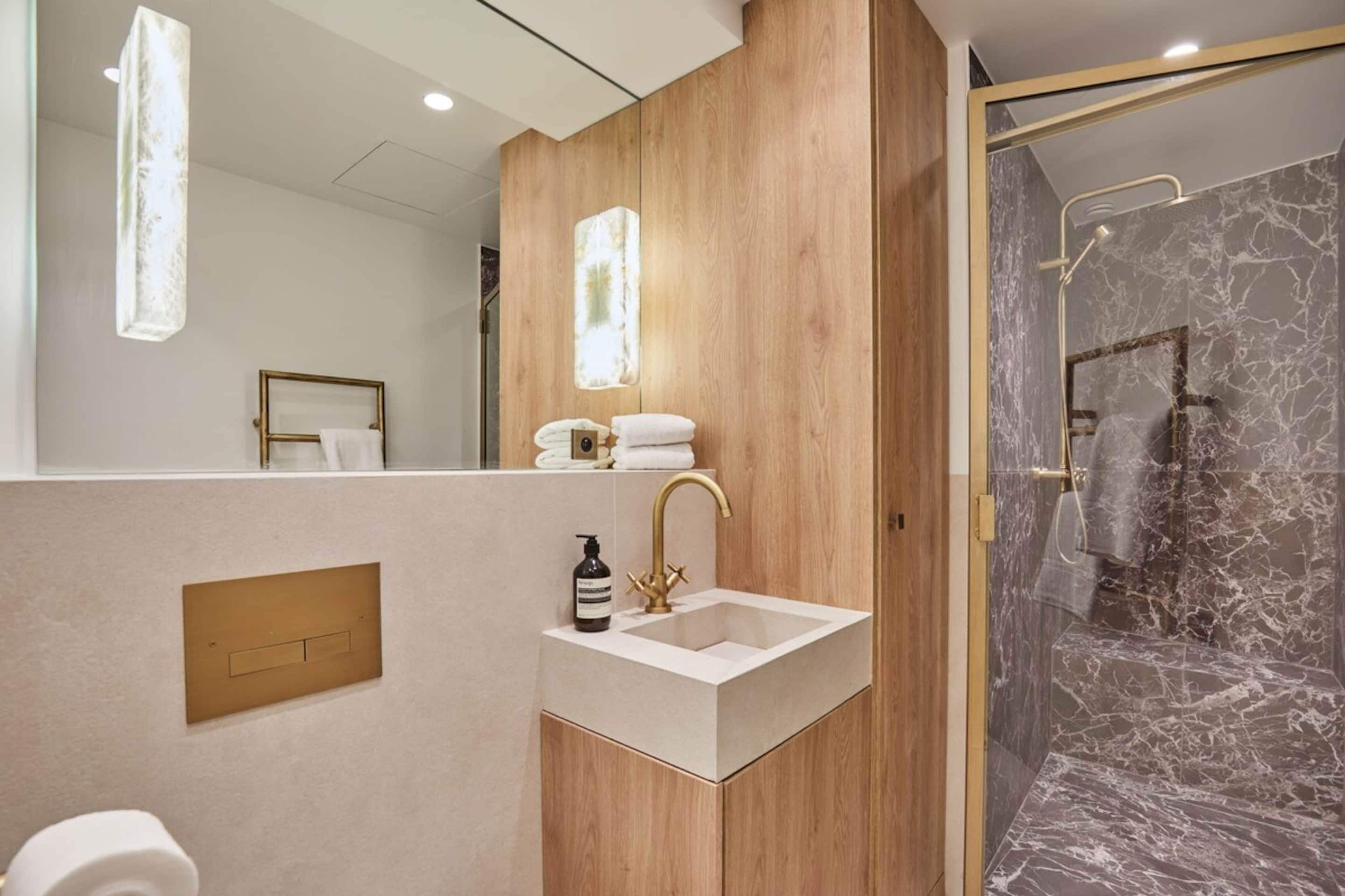 Apartment | Bathroom | Hair dryer, soap, shampoo