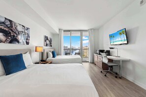 Desk, iron/ironing board, WiFi, bed sheets - Breathtaking Waterfront Location - Walk to the Beach (Hallandale Beach)