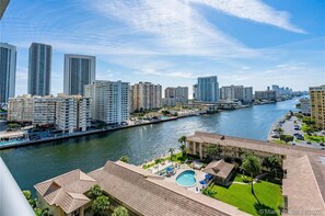 Exterior - Breathtaking Waterfront Location - Walk to the Beach (Hallandale Beach)