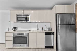 Réfrigérateur, micro-ondes, four, plaque de cuisson