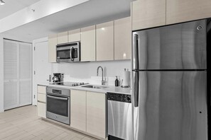 Réfrigérateur, four à micro-ondes, un four, surface de cuisson