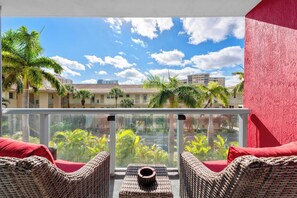 Property grounds - Prime Location - Beach Loungers - 3rd Floor (Hallandale Beach)