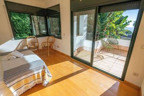 4 bedrooms, desk, iron/ironing board, travel crib