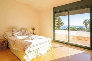 4 bedrooms, desk, iron/ironing board, travel cot - Villa Les Oliveres Su (Lloret de Mar)