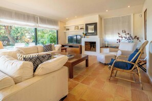 TV, fireplace, offices - Villa Les Oliveres Su (Lloret de Mar)