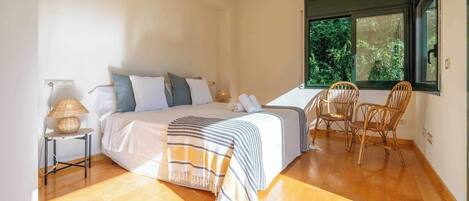 4 bedrooms, desk, iron/ironing board, travel cot