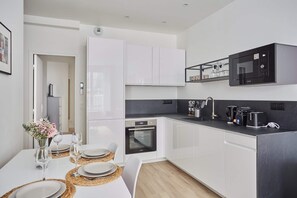 Appartement | Privékeuken | Een koelkast, een magnetron, een oven, een kookplaat