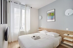 Apartment | Laptop workspace, iron/ironing board, bed sheets - Charming Apartment Center of Paris-montorgueil (Paris)