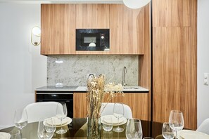 Appartement | Privékeuken | Een koelkast, een microgolfoven, een oven, een kookplaat