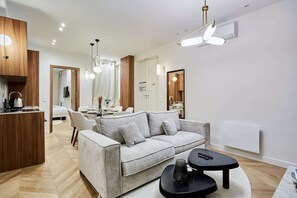 Living area - Superb Air-conditioned Apartment Center of Paris (Paris)
