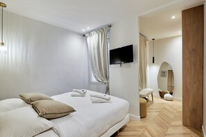 Apartment | Iron/ironing board, bed sheets