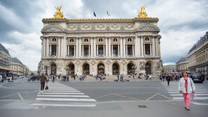 A large, ornate building with classical architecture, featuring multiple arches and statues. - Sublim and Design Apartement Place Vendome (Paris)