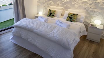 1 bedroom, travel cot, WiFi, bed sheets