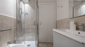 Doccia, asciugacapelli, bidet, asciugamani