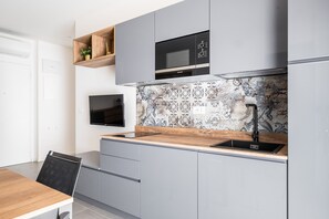 Kühlschrank, Mikrowelle, Ofen, Geschirrspüler