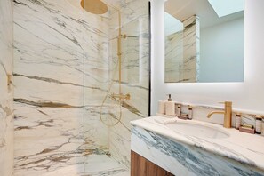 Apartment | Bathroom - Elegant Studio - 2P - Rue Saint-honore (Paris)