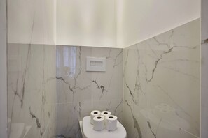 Apartment | Bathroom | Hair dryer, towels, soap, shampoo