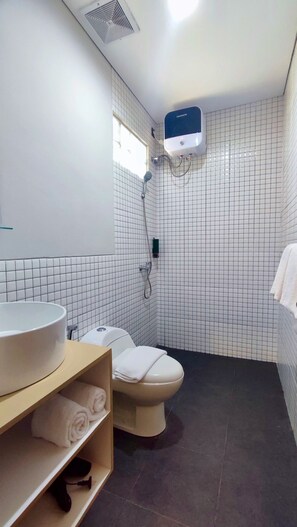 Shower, hair dryer, bidet, towels - Cozy 1-bedroom condo with AC, WiFi in lovely Sanur (Denpasar)