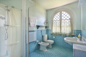 Douche, sèche-cheveux, bidet, serviettes fournies