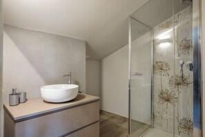Dusche, Haartrockner, Bidet, Handtücher