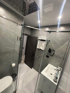 Shower, rainfall showerhead, free toiletries, hair dryer