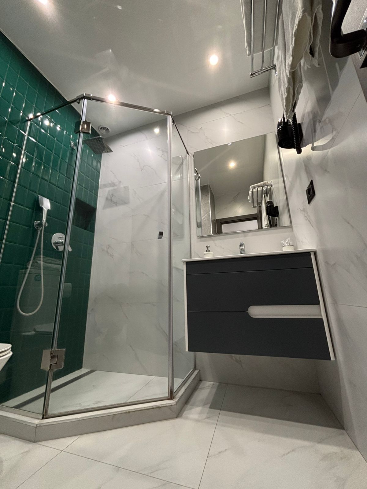 Shower, rainfall showerhead, free toiletries, hair dryer