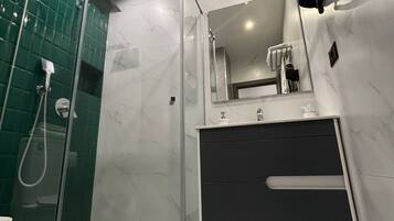 Shower, rainfall showerhead, free toiletries, hair dryer