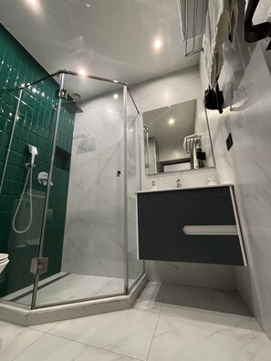 Ducha, cabezal de ducha tipo lluvia, artículos de tocador gratuitos