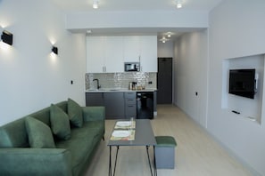 Deluxe Studio, Kitchen | Private kitchen | Fridge, microwave, stovetop, electric kettle