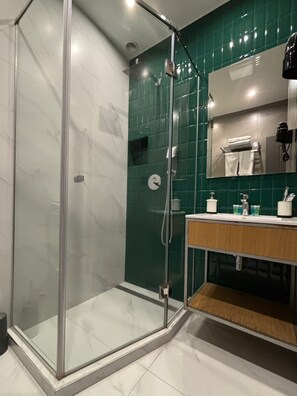 Quarto clássico, cozinha | Banheiro | Chuveiro, secador de cabelo, chinelos, bidê